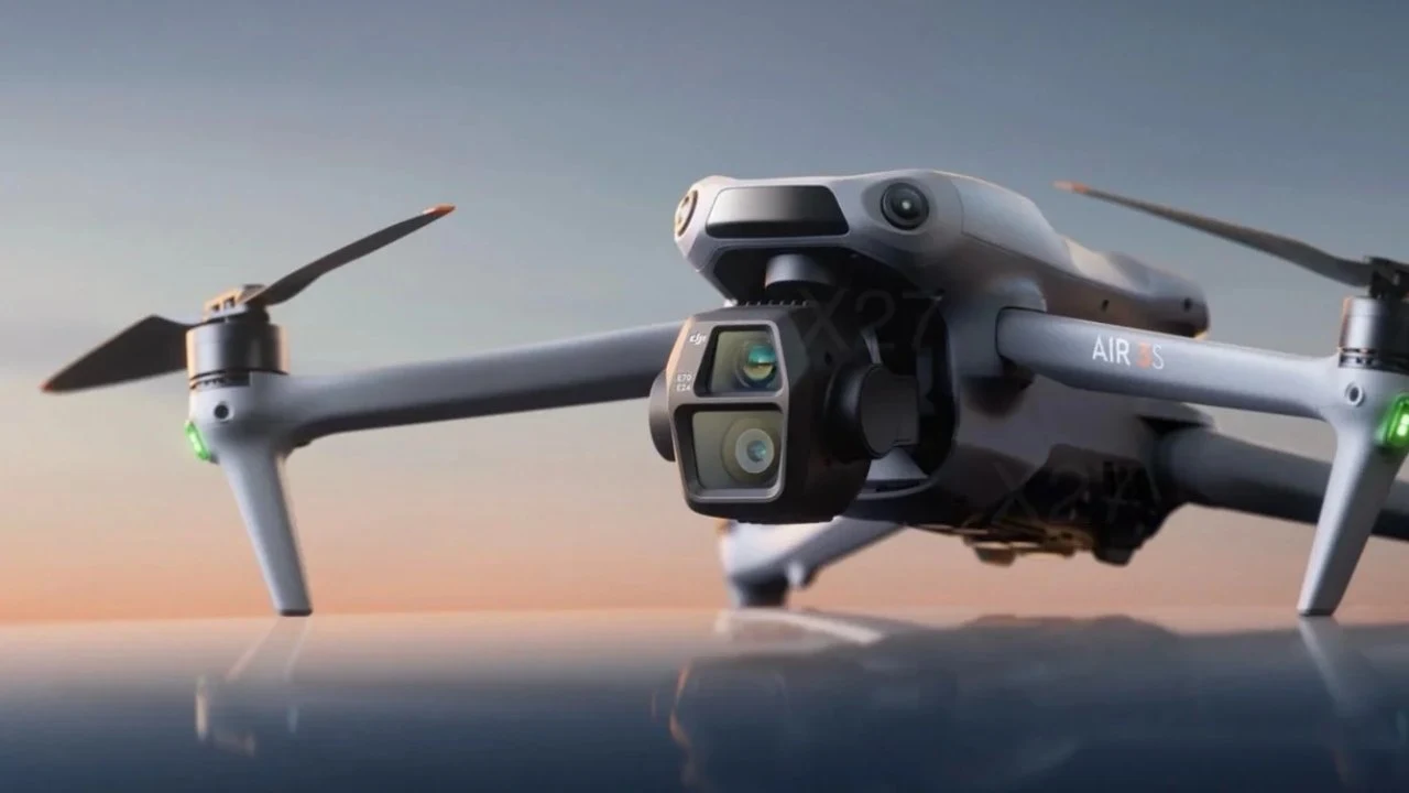 Drone DJI Air 3S usado para filmagens aéreas em 4K